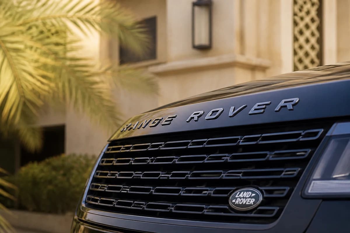 Range Rover grille detail against villa stone for luxury car rental Arabian Ranches booking decisions