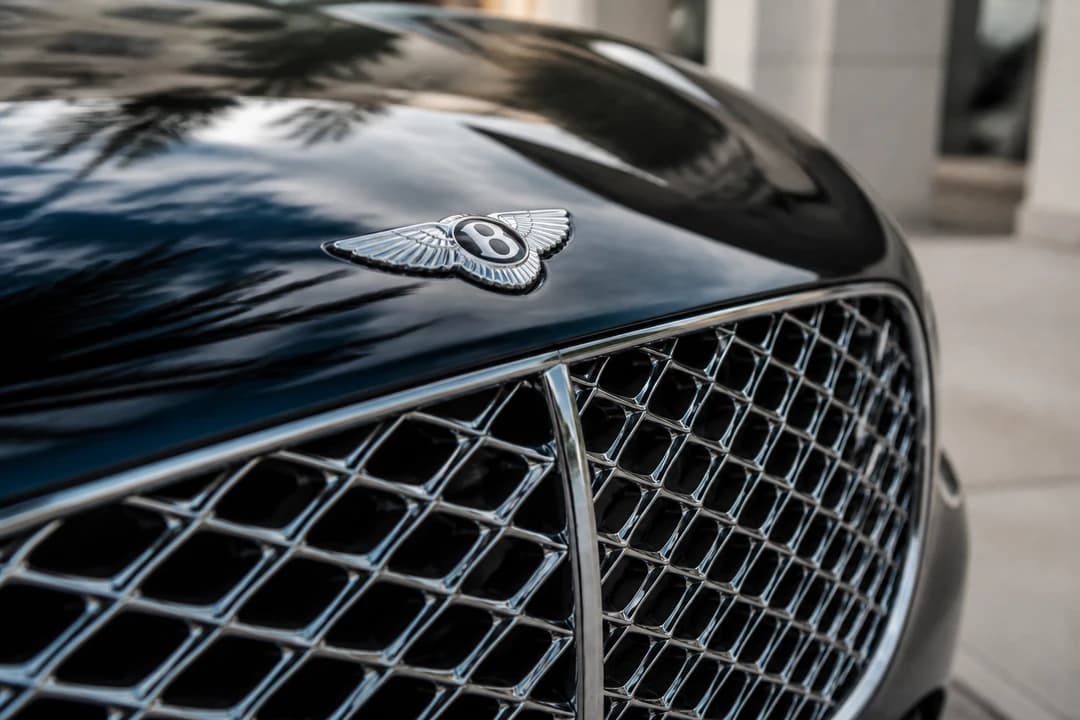 Bentley Flying Spur matrix grille and flying B badge detail for Continental GT vs Flying Spur rental Dubai identity
