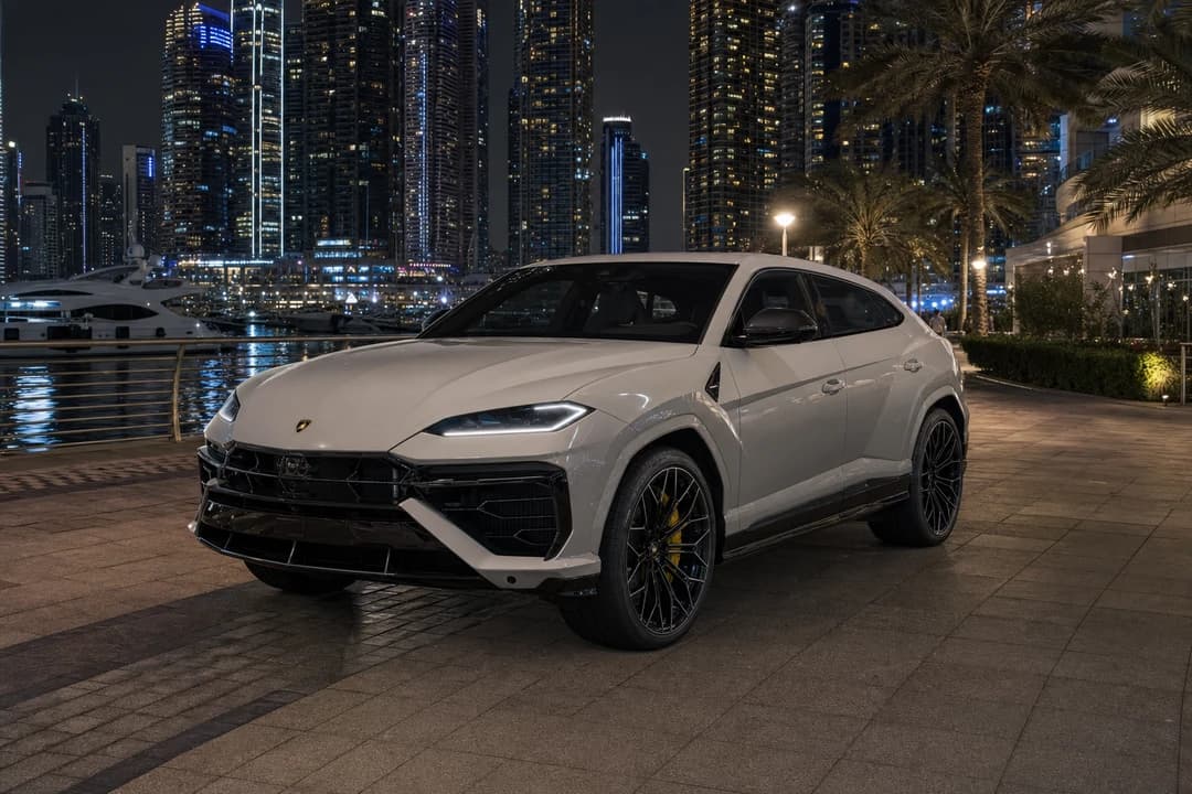 Lamborghini Urus SE exterior profile for Dubai Marina and city arrival plans