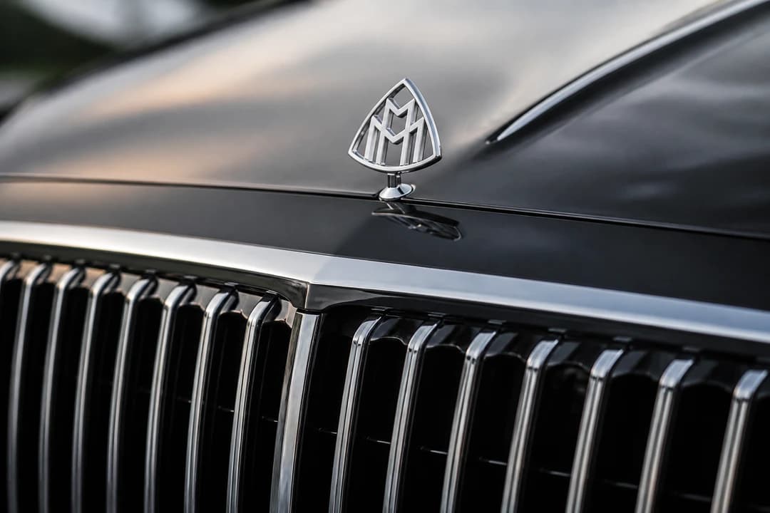 Mercedes-Maybach double-bar grille and emblem detail for Mercedes Maybach S Class rental Dubai identity