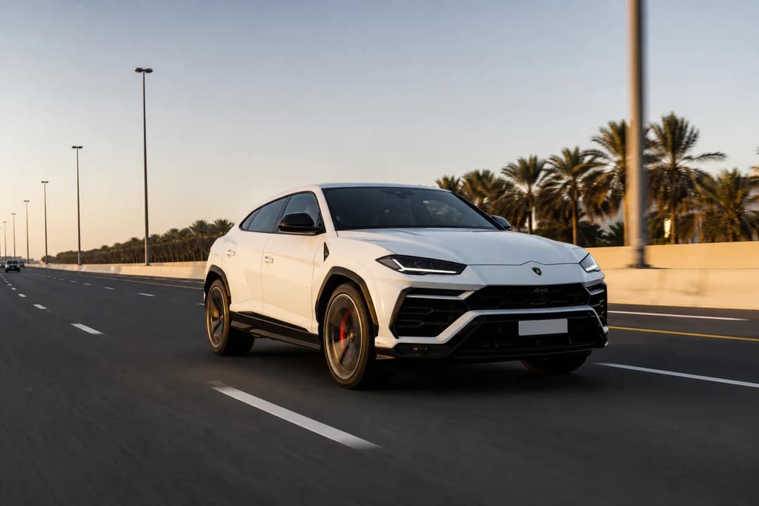 Lamborghini Urus on Sheikh Zayed Road for a Dubai car hire long-weekend run toward Abu Dhabi light
