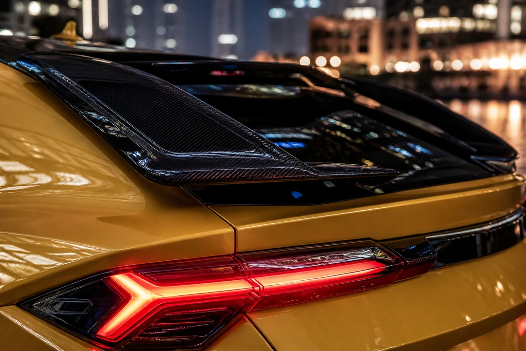 Lamborghini Urus Performante carbon roof spoiler and Y-taillight detail for Performante identity