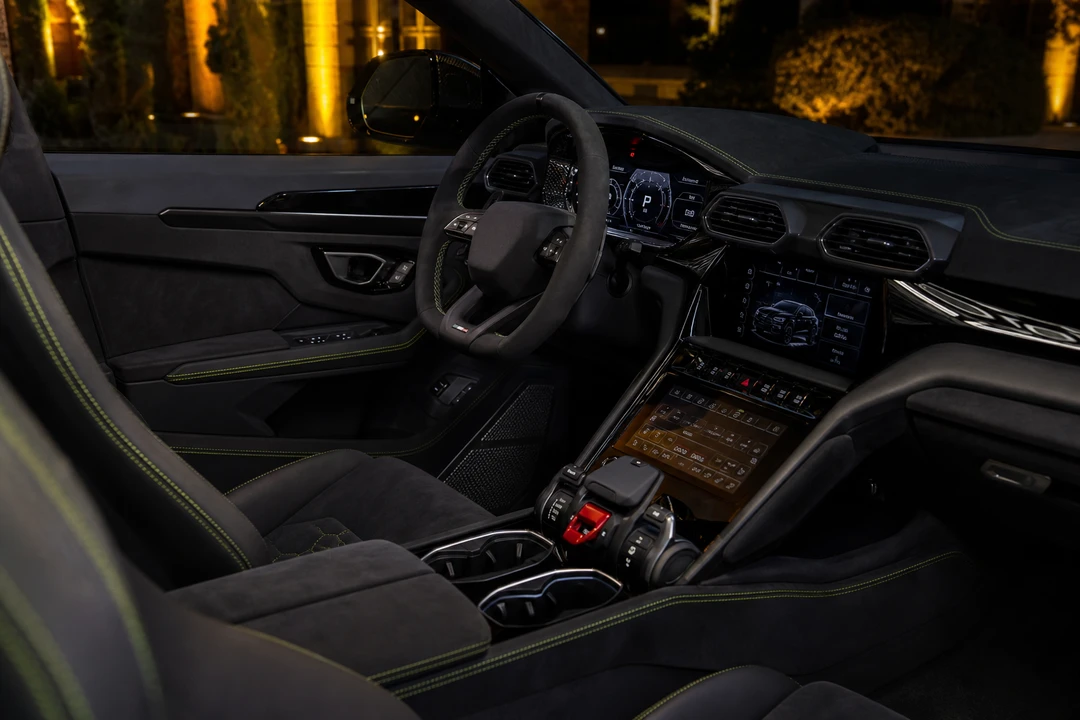 Lamborghini Urus SE interior cockpit with driver-focused hybrid SUV cabin
